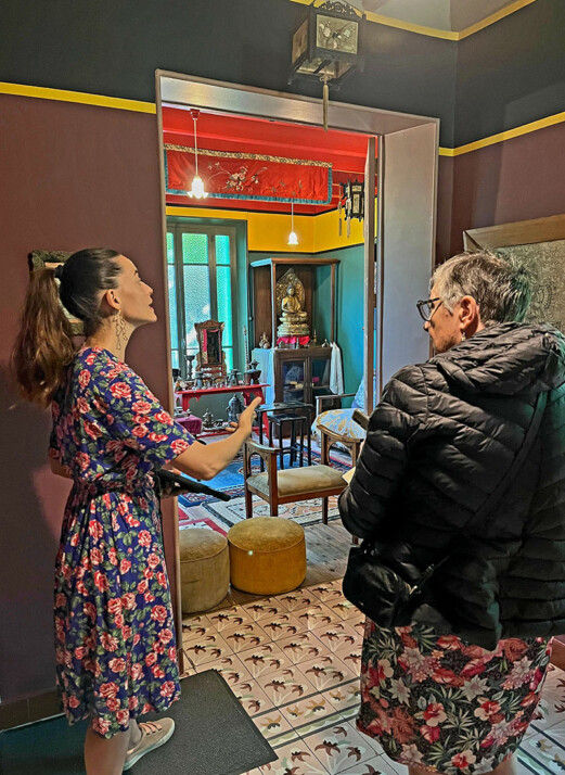 La journaliste Catherine Lengellé, en visite à la maison d’Alexandra David-Néel à Digne-les-Bains