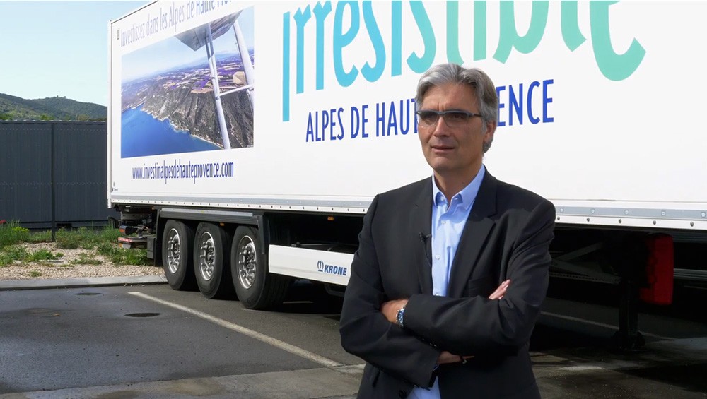 Une semi-remorque Bremond aux couleurs des Alpes de Haute Provence